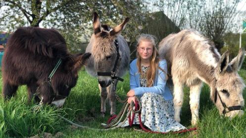 Floor met drie van haar ezels